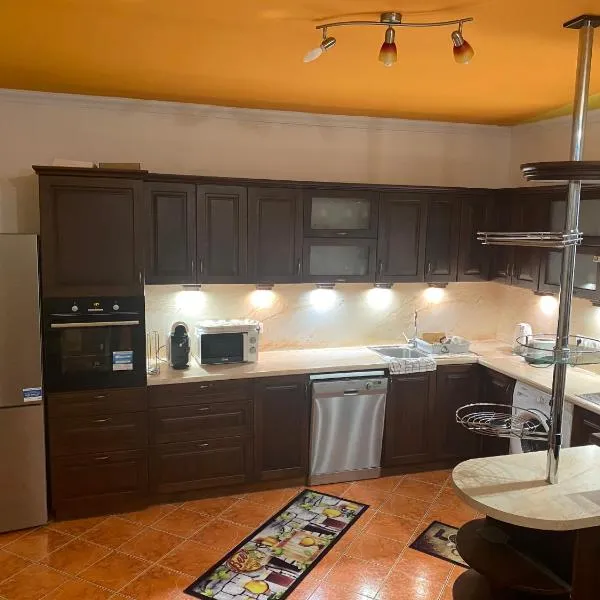 Arsenal sorházi apartman, hotel in Balatonfůzfő