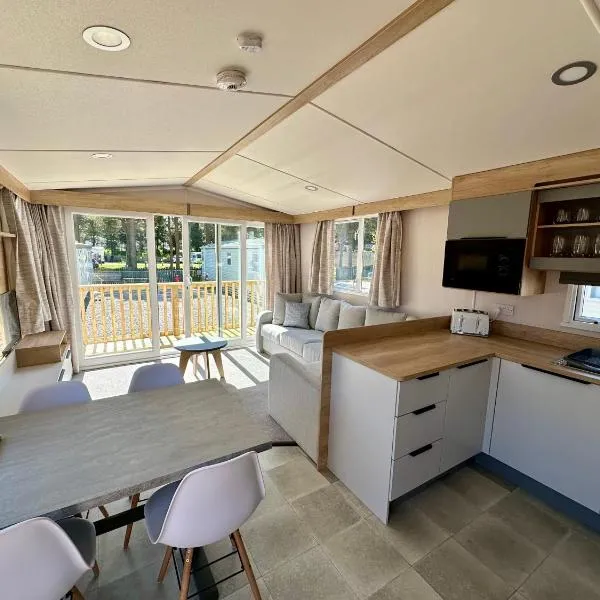 The Distiller’s Van - Beautiful, luxury static caravan، فندق في أبرلور