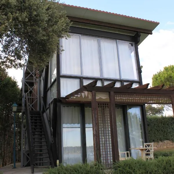 Bungalows de La Casona del Lago, hotel in Montearagón