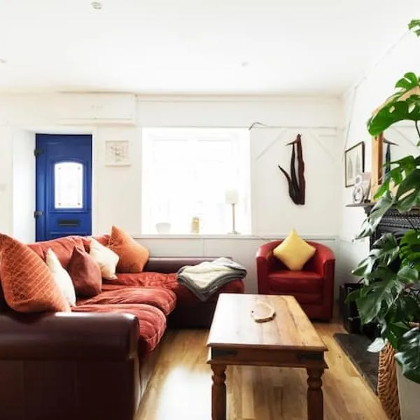 Charming Seaside Townhouse in Kinvara 3 Bedrooms Sleeps 6, Hotel in Kinvara