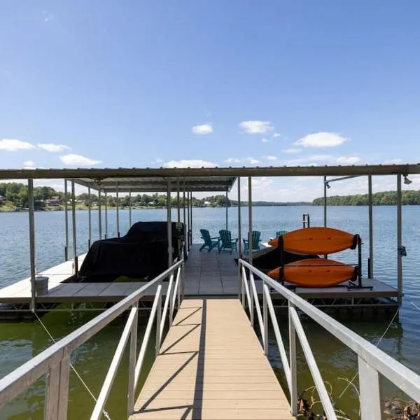 New Home, Dock, Kayaks, Game Room, Water Views, hotel i Lynchburg