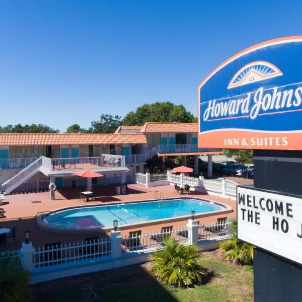 Howard Johnson by Wyndham Clearwater - Dunedin، فندق في Lake Shore Estates