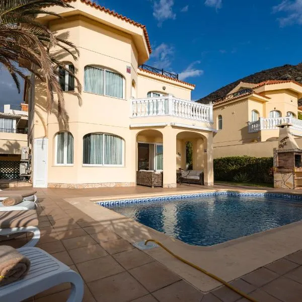 Villa Faya On The First Ocean Line With New Heated Pool, hotel in Los Cristianos