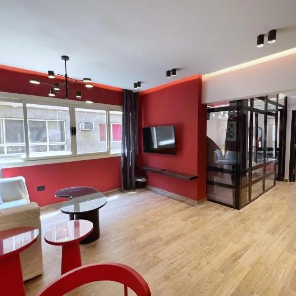 The 2 BDR Scarlet Condo 5 min to CAI Airport, hotel v Káhiře