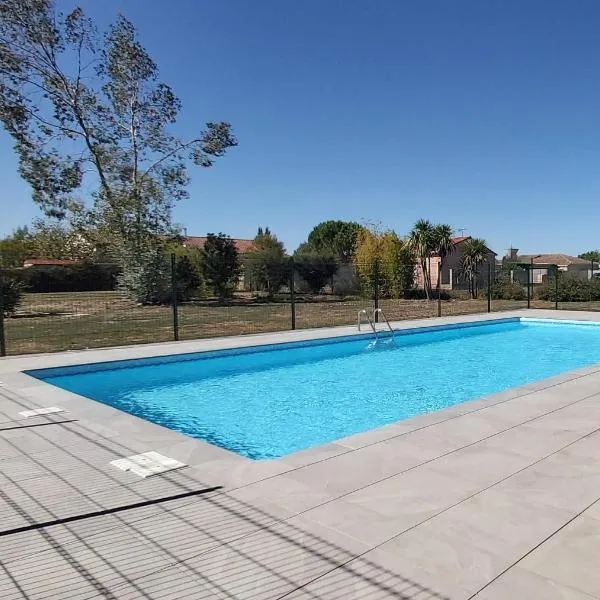 La Campagne Romantique - avec entrée autonome, clim neuve, parking privé & sa piscine ! -, hotel v destinácii Saint-Sulpice