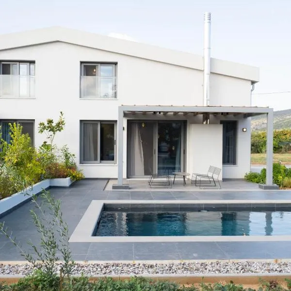 Sea breeze suites Mistral 4 per with private pool, hotel v destinaci Kandia