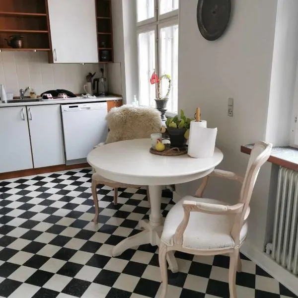 Big apartment on the town square, hotel v mestu Fåborg