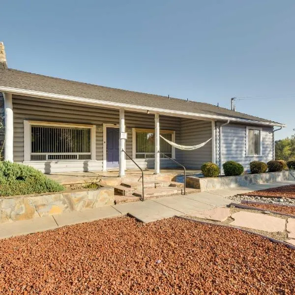 Waterfront Mariposa Vacation Rental with Hot Tub, hotel Mariposában