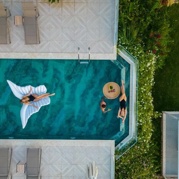 BEACHFRONT WHITE VILLA WİTH PRIVATE SWIMMING POOL, hotel in Kalkan