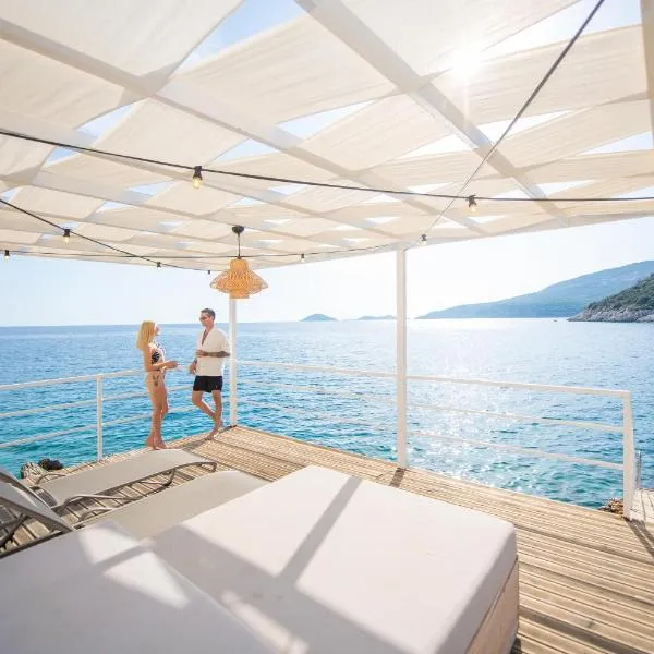 BEACHFRONT SARI VILLA WİTH PRIVATE SWIMMING POOL, hotel in Kalkan