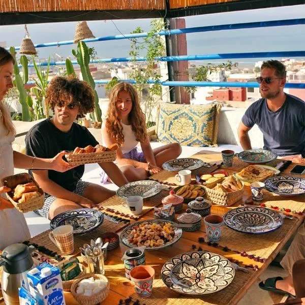 Good Wave Surf House, hotel em Tamraght Ou Fella