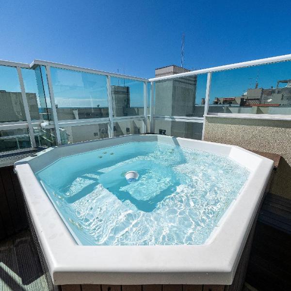 323 - Cobertura com 03 dormitórios e Jacuzzi, apenas a 50m da praia de Bombas