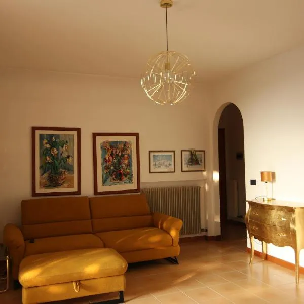 3 rooms apartment whit balcony and lake wiew، فندق في مالسيسيني