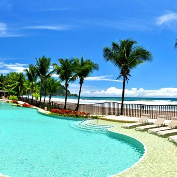 SecretJaco - Luxury Beach Front Penthouse with Pool & Jacuzzi, hotel v destinaci Jacó