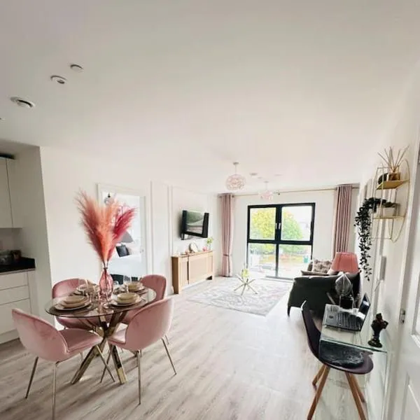Executive 2-Bed Apartment Near City Centre & Hospital - Free Parking!, hotel di Derby