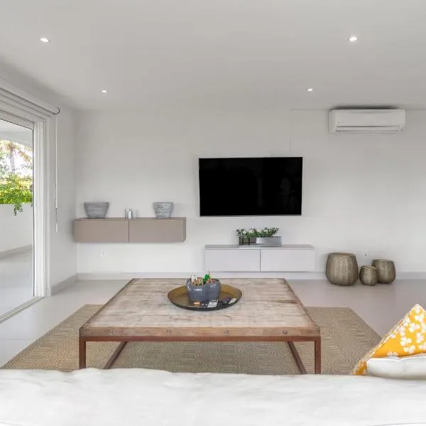 Maho Beach House - Modern 1 Bedroom Luxe, hotel in Maho Reef