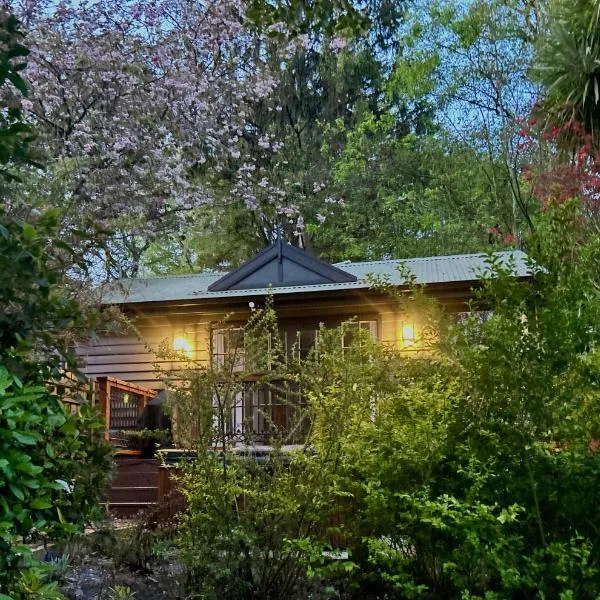 Romantic Retreat with Spa and Private Gardens, hotel v destinaci Mount Dandenong