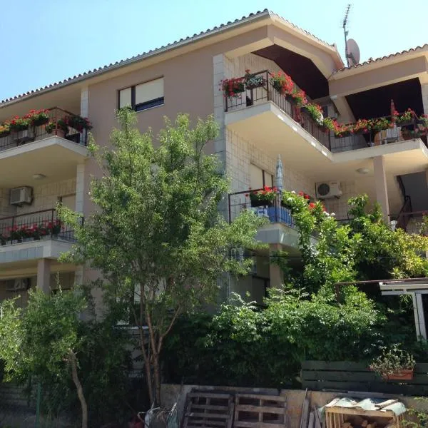 Rooms by the sea Sukosan, Zadar - 20112, hotel u gradu Sukošan