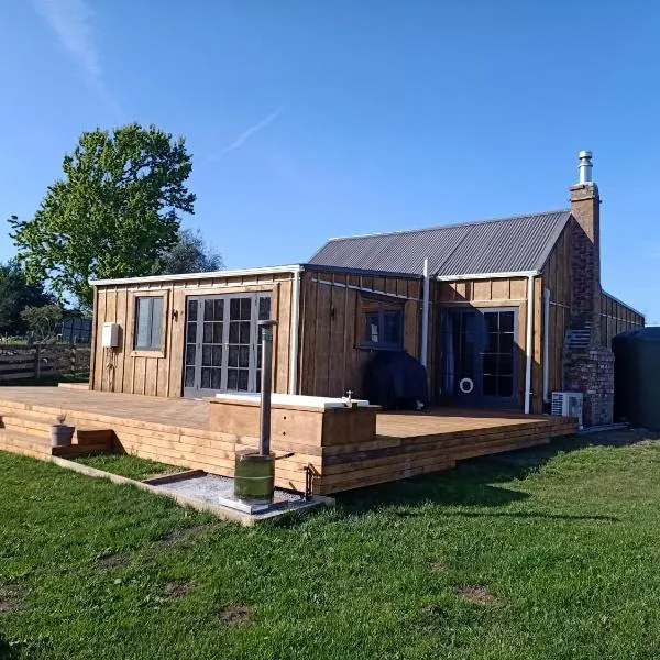Renagour Cottage - Farmstay with Hot Tub!, hotell Whanganuis