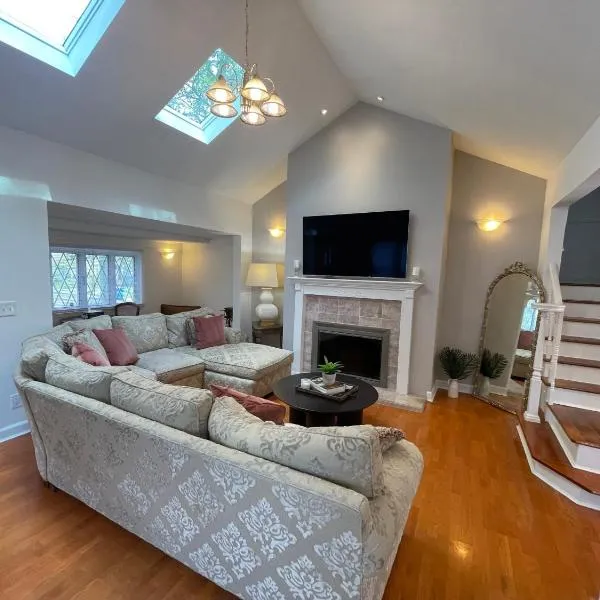 Jersey home, close to New York City fun!, hotel em Englewood