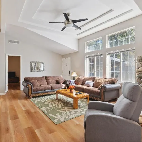 Newly Renovated Retreat on 6 Acres, Discover Murphys Lodge with Scenic Views!, hotel v destinaci Murphys