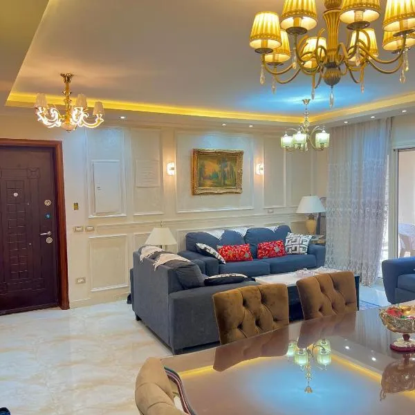 Ultra Luxury 3BR with Pools ,Sports ,Dining in Gated compound, Close to all sites, hotel in Cairo