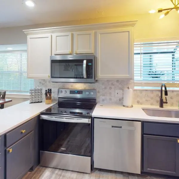 Beautiful Condo, Steps From Table Rock Lake & Sdc, hotel en Branson