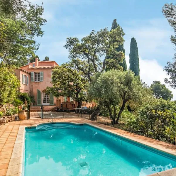 Villa la Malpagne, 400m2 les pieds dans l'eau、レイヨル・カナデル・シュル・メールのホテル