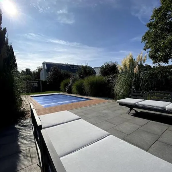Villa mit pool, hotel v destinaci Siegburg