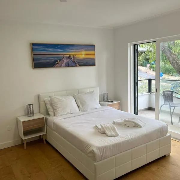Oieras Beach Suite 2 - Large double room with En-suite bathroom and Balcony, hotel in Oeiras