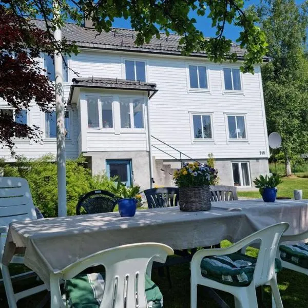 Kavli gjestehus - Isfjorden., hotel in Isfjorden