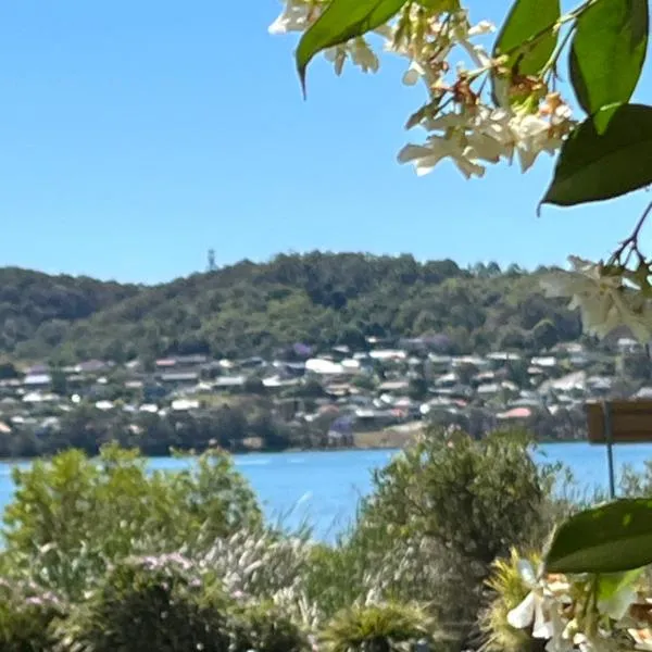 By the Lake - Lake Macquarie, hotel en Fishing Point