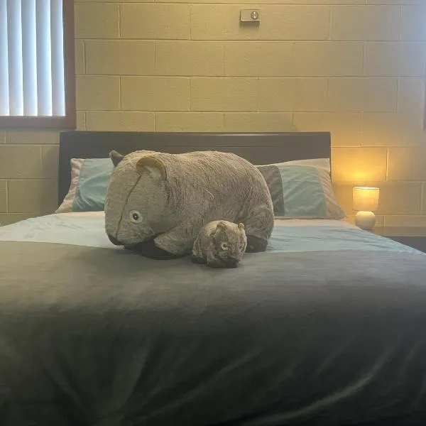 Wombats Den A warm and cosy semi underground retreat, hotell i Howrah
