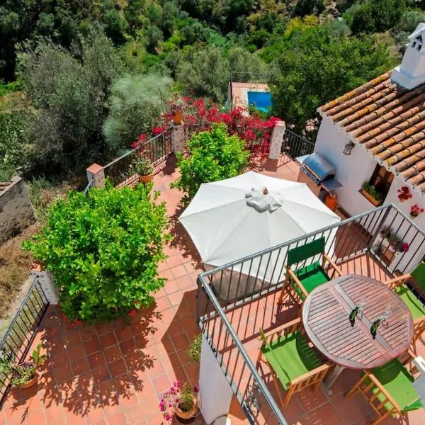 Casa del Algarrobo، فندق في Canillas de Aceituno