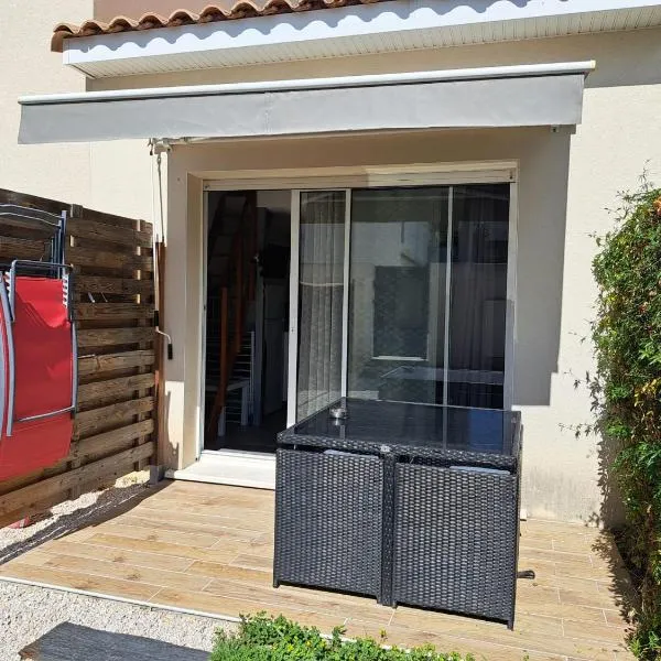 Charmant studio avec mezzanine et terrasse, hotel v destinácii Saint-Aunès