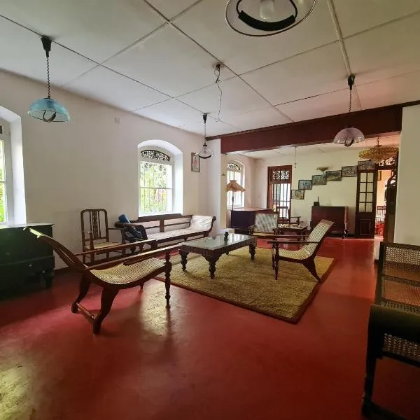 Hill Side Kings Villa (Colonial Bungalow), hotel v Hikkaduwě