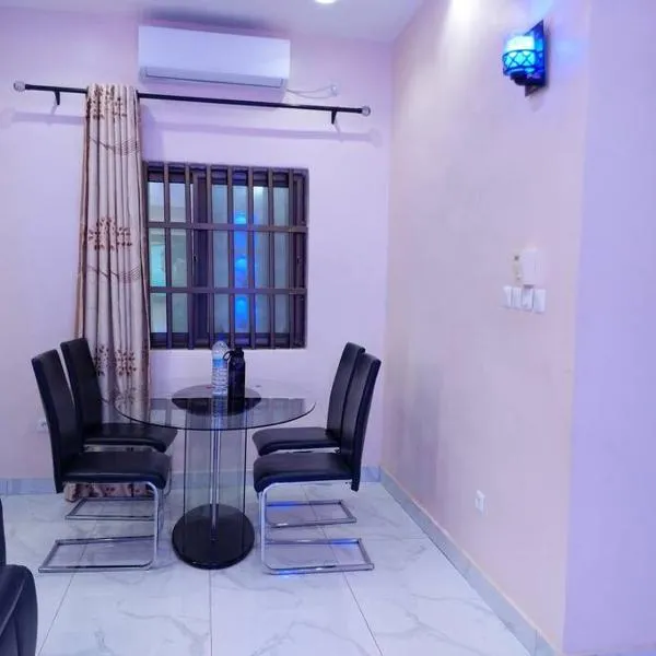 Porto-Novo Charme Townhouse - With Hot water - Avec Eau Chaud, хотел в Порто-Ново