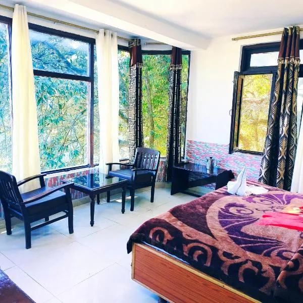 HOTEL HOLIDAY PLAZA DALHOUSIE - Near Ghandhi Chowk Mall Road, hotel in Tiprī