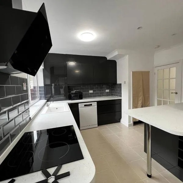 Springfield House- Near Newcastle Centre, Hospital and Keele University!, hotel in Stoke on Trent