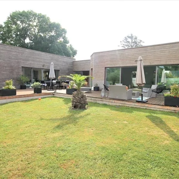 Villa d’architecte avec piscine chauffée, hotel v destinaci Ligny-en-Cambrésis