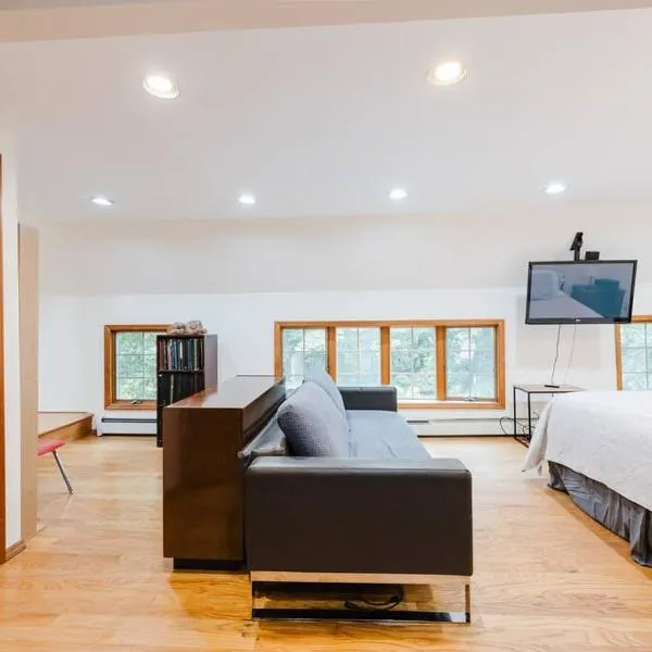 Private estate apartment., hotel v destinaci Glen Head