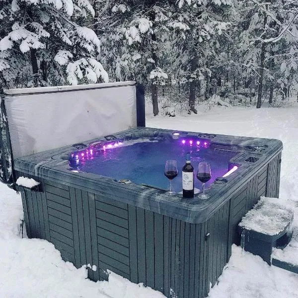 Chalets du Domaine - RUSTIQUE – hotel w mieście Notre-Dame-Des-Bois