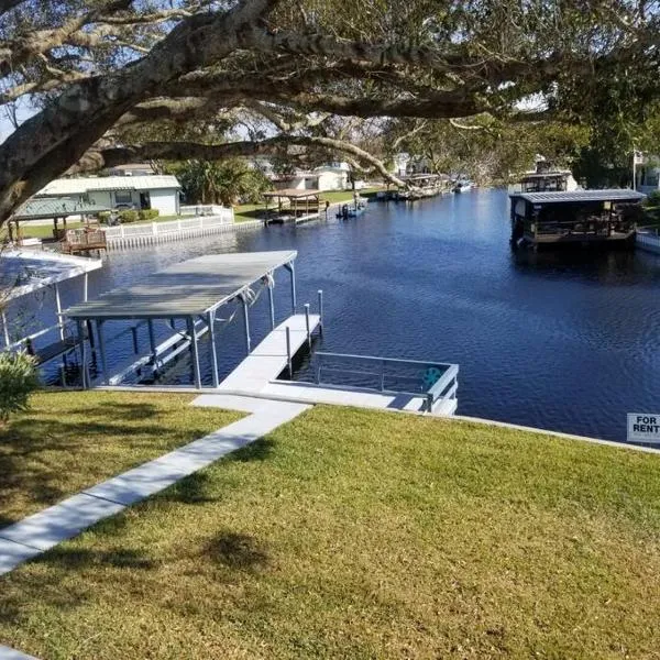 3 Bed, 2 Bath, Waterfront, Dock, Large Driveway, hotel di Tavares