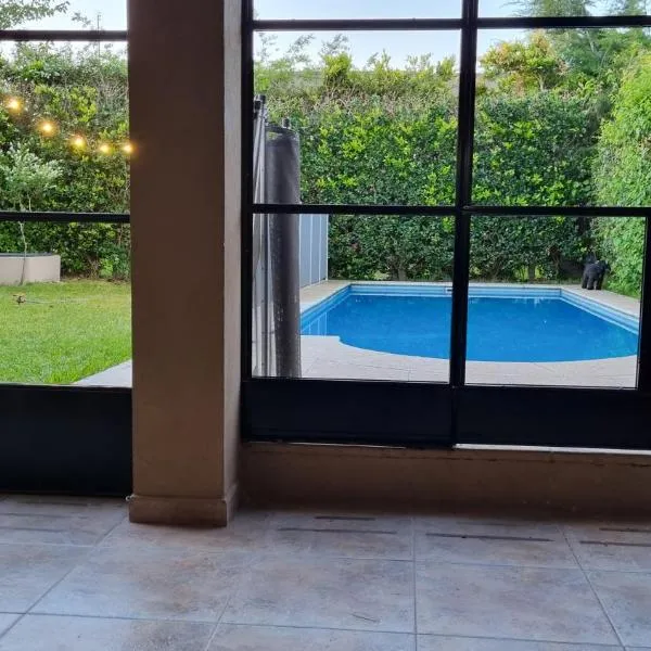 Casa en barrio cerrado con seguridad 24 horas con piscina, hotel a Barrio Esteban Echeverría