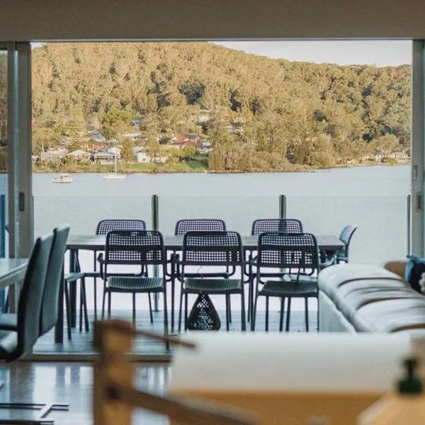 11 East Gosford Luxury Waterfront House with Private Wharf, hotell i Gosford
