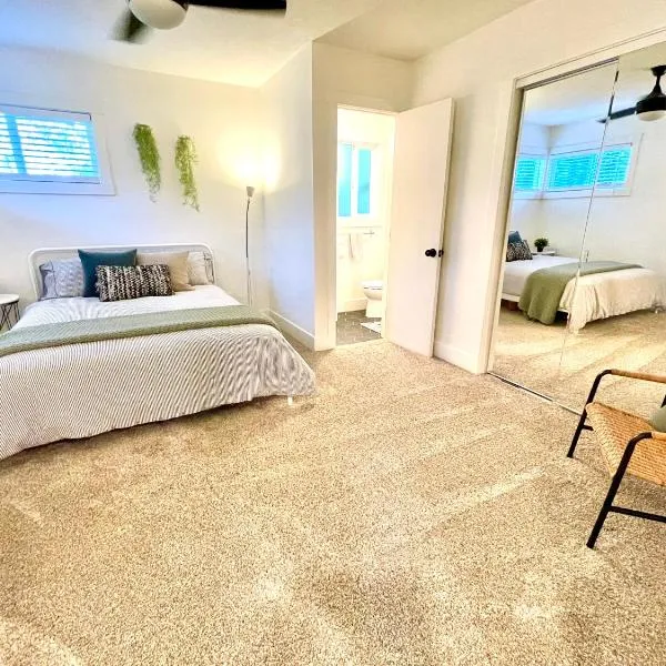 Cosy condo with modern kitchen, spacious lounge and private garden, hotel v destinaci Redding