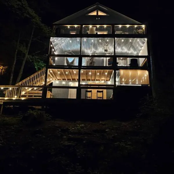 Cozy Mountain Chalet With Hot Tub Outdoor Movie Screen And Fire Place, hotel v destinaci Banner Elk