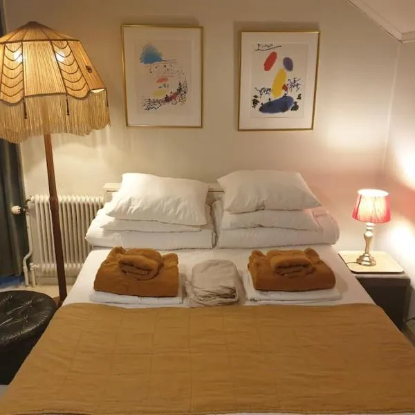 Charmig vindslägenhet- Centralt i Umeå, hotel in Umeå