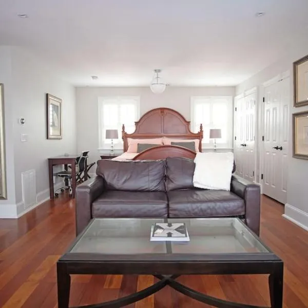 Hamilton Carriage B - Centrally Located, Courtyard, hotel din Savannah