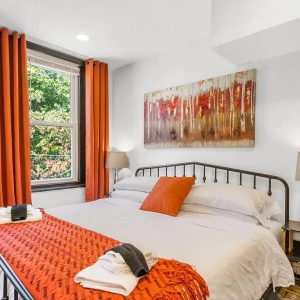 Cozy 2BR,1BA Retreat for 6 with Free Parking in Philly, хотел в Филаделфия